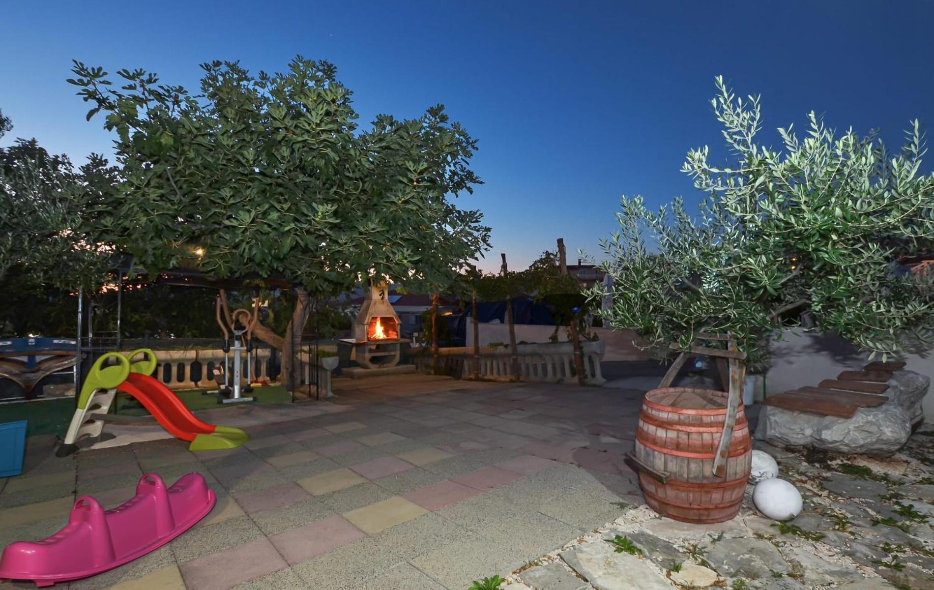 Apartments Santo Trogir - Okrug Gornji Exterior photo
